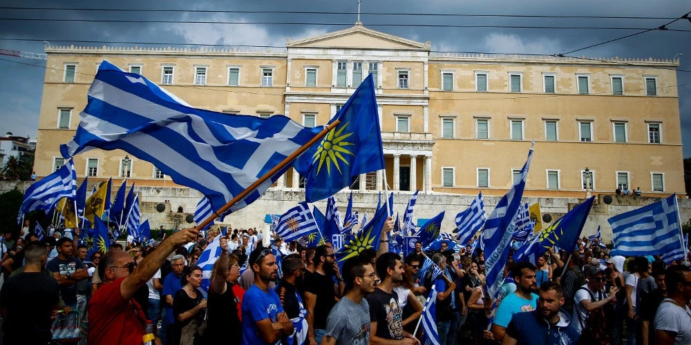 Συλλαλητήριο: Προσπάθησαν πάλι να ανέβουν τα σκαλιά της βουλής – Ενταση και χημικά (βίντεο)